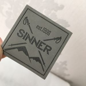 Rauð sauma á gervi leðurmerki